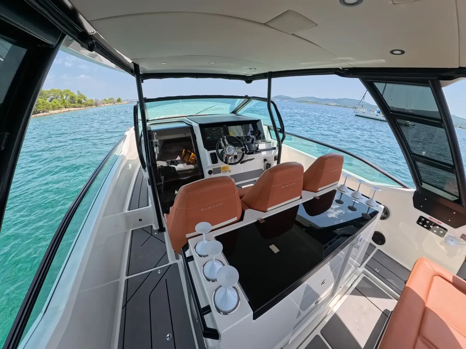 Cockpit mit drei Drehsitzen und Steuerkonsole