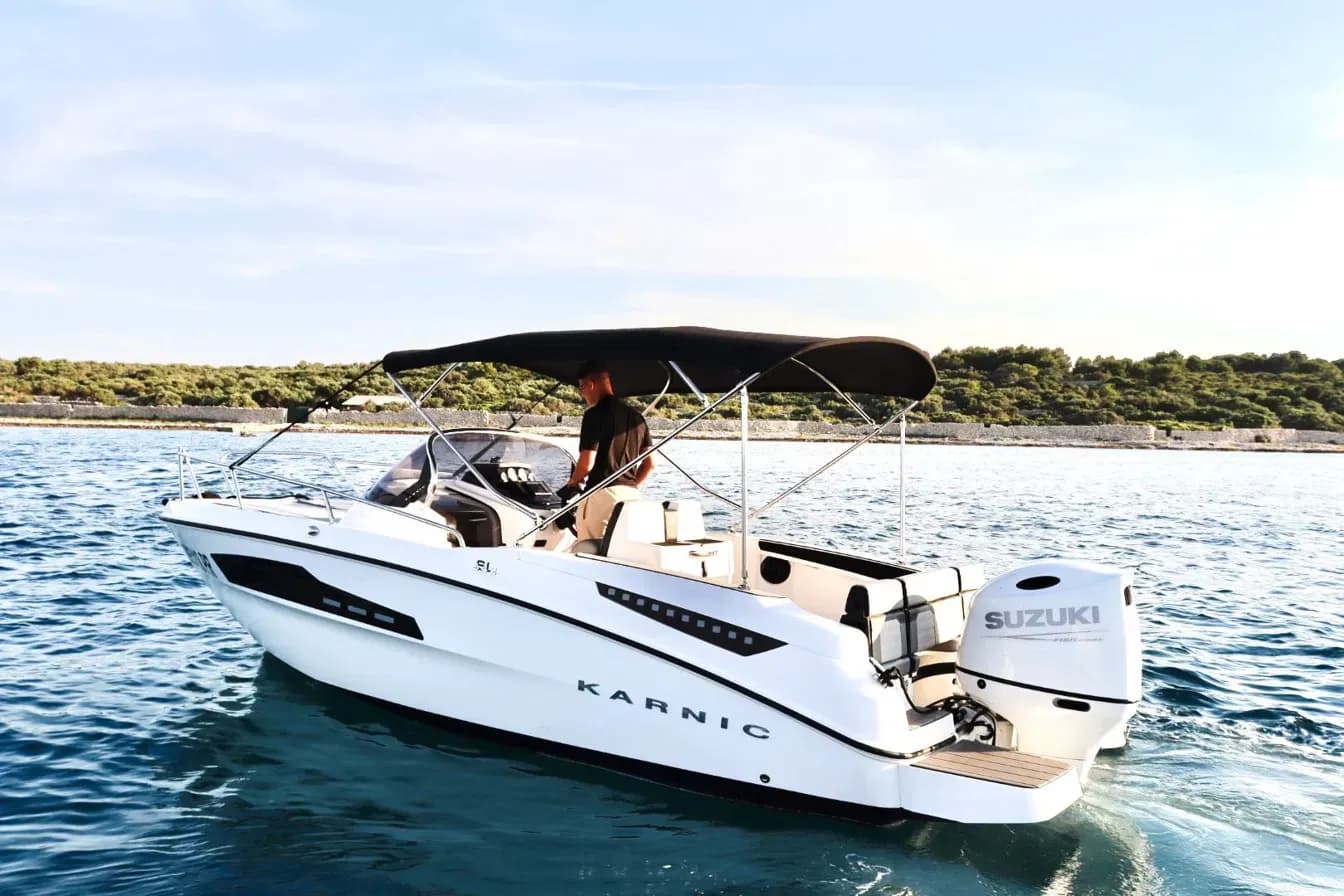 Karnic SL 6.40 „Iva" – motorni brod za 7 osoba